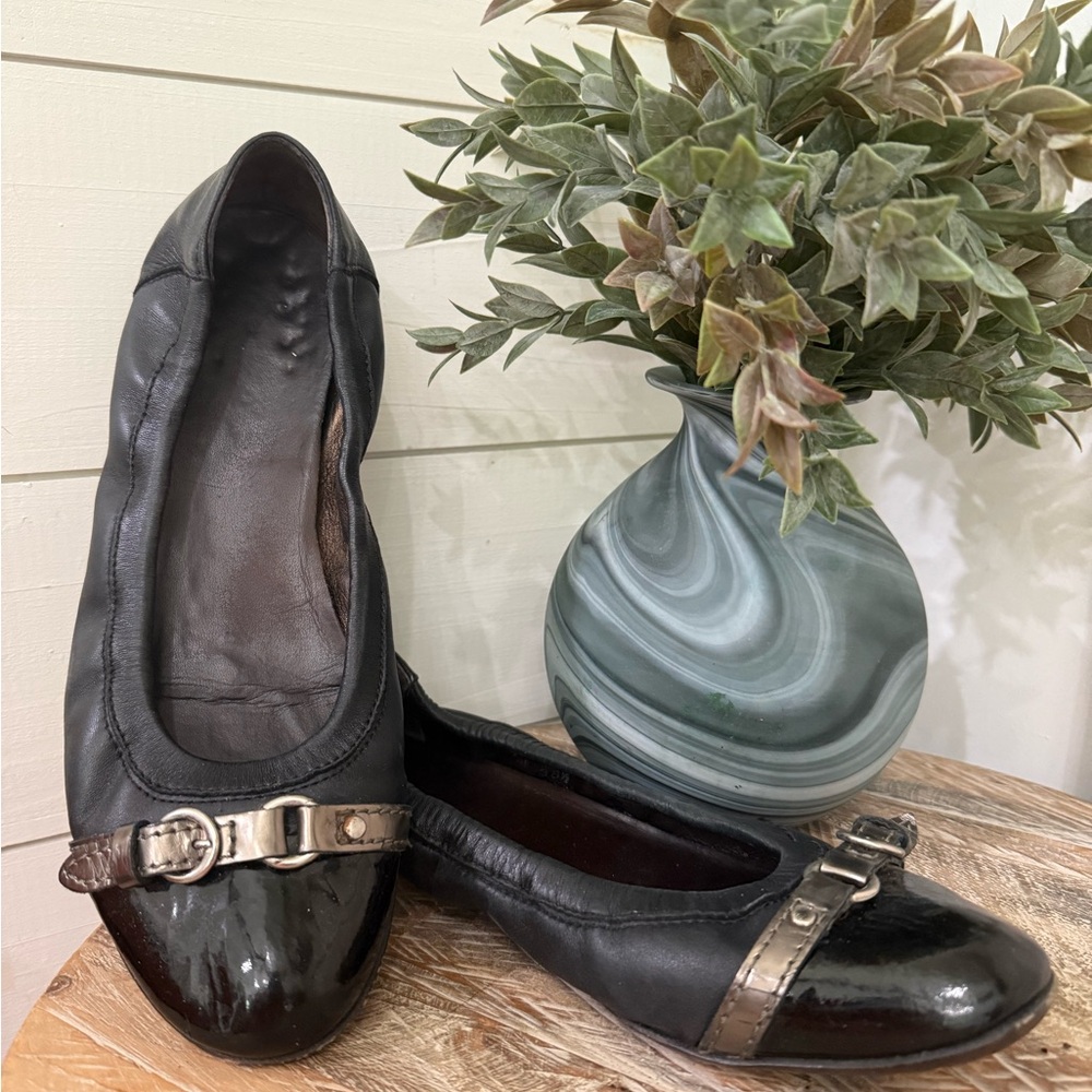 Attilio Giusti Leombruni Black Flats with Polished Finish